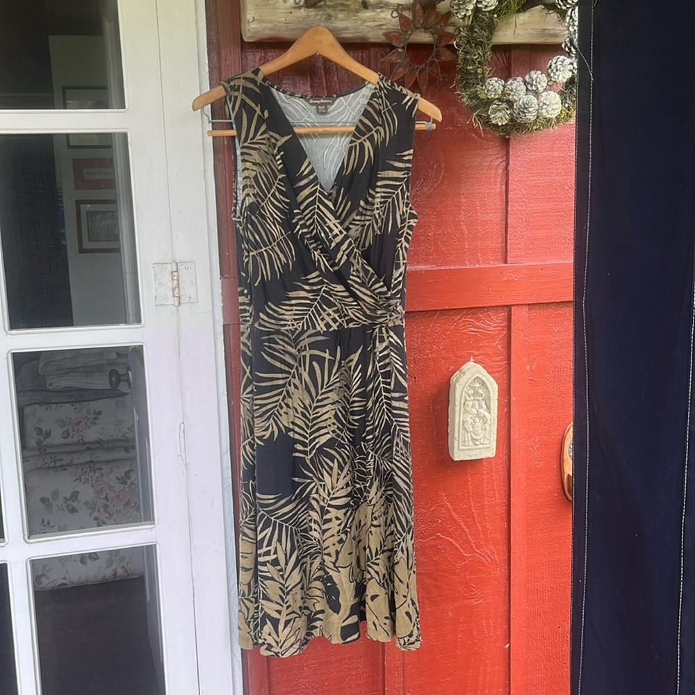 Tommy Bahama midi dress size M
Black with Palm Frond
